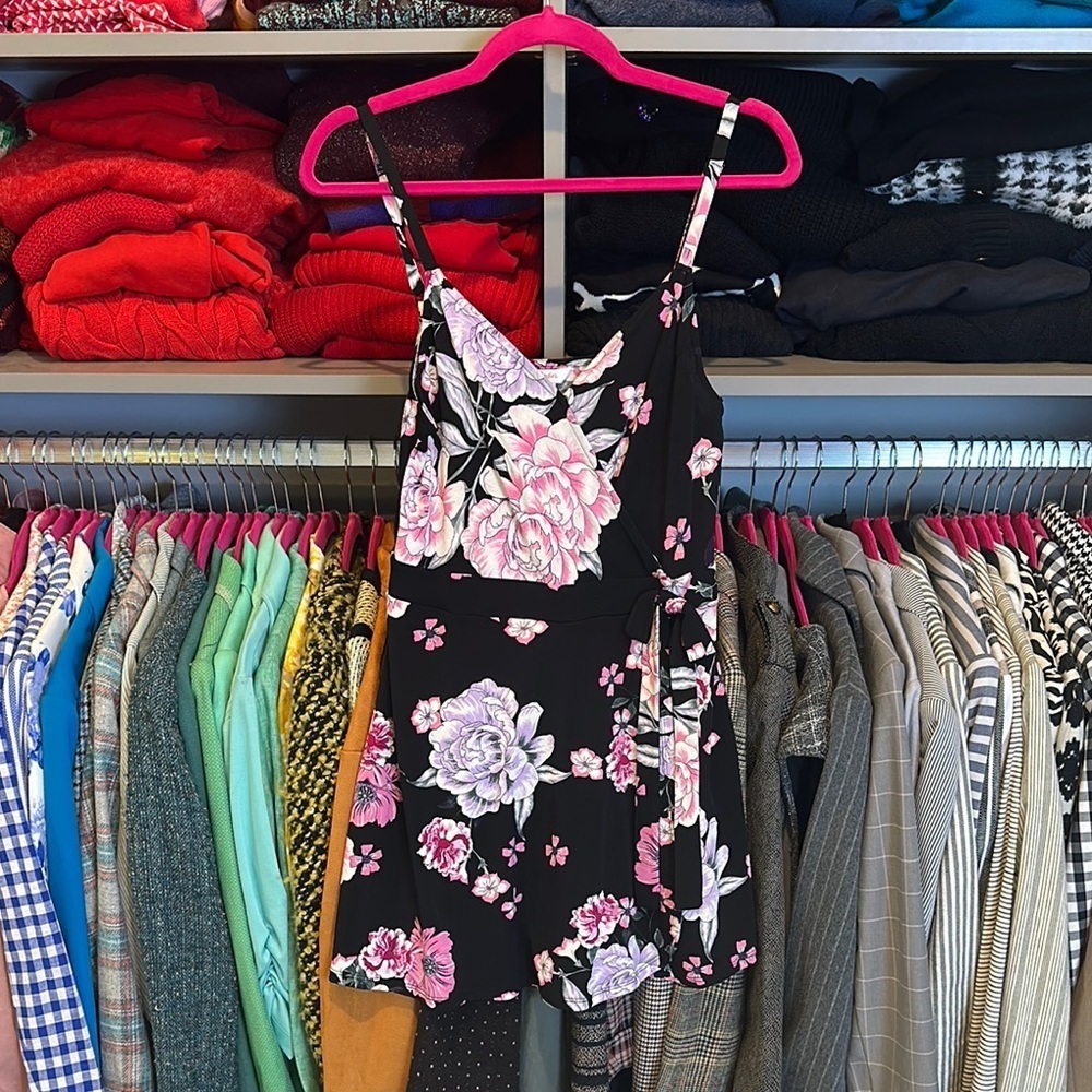 Candie’s black/pink floral v neck adjustable strap mini dress size S